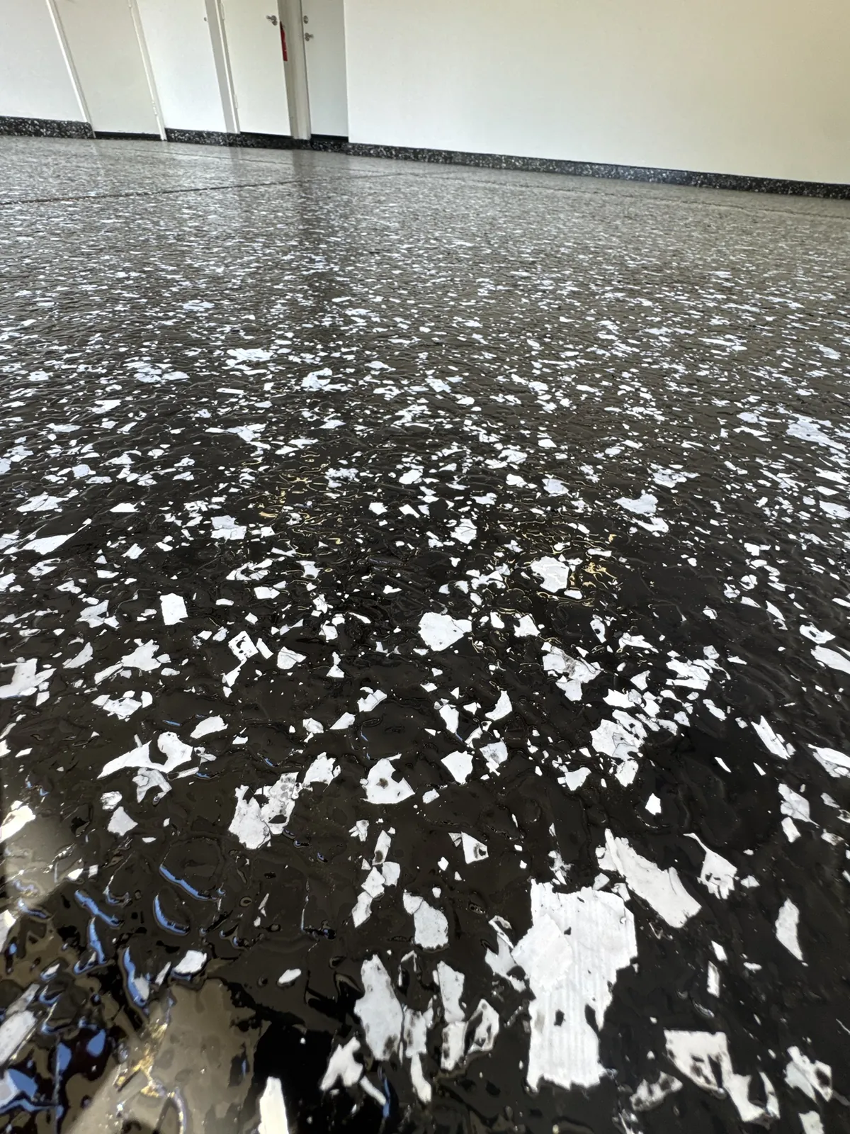 Indian Wells / Garage / Raven 1" Flake by Acre